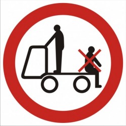 GB018 Zakaz przewozu osób na urządzeniach transportowych 2